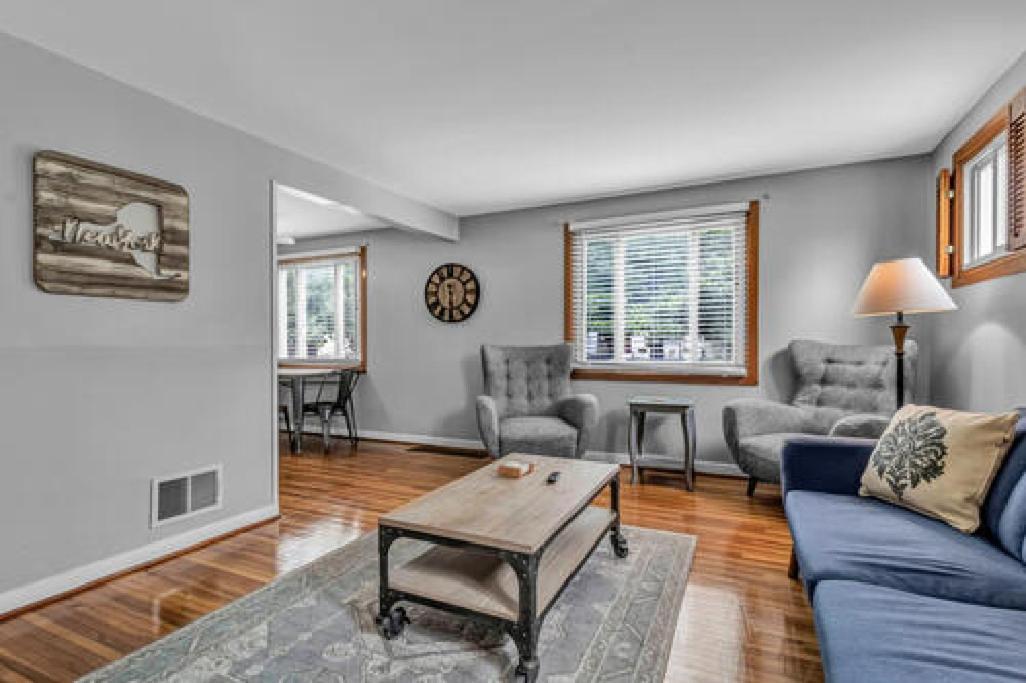 Gorgeous 2 Queen Bedroom Lower Apartment In North Buffalo With Free Driveway Parking Экстерьер фото