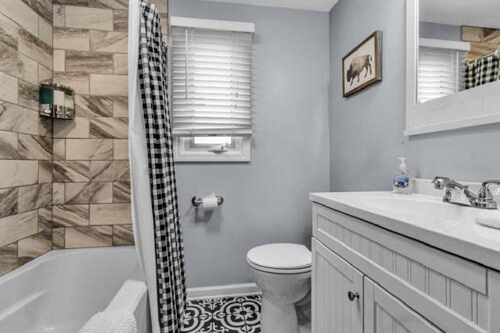 Gorgeous 2 Queen Bedroom Lower Apartment In North Buffalo With Free Driveway Parking Экстерьер фото
