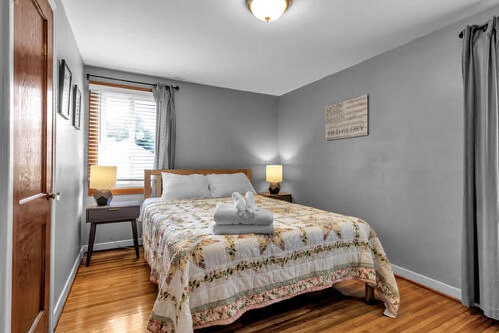 Gorgeous 2 Queen Bedroom Lower Apartment In North Buffalo With Free Driveway Parking Экстерьер фото