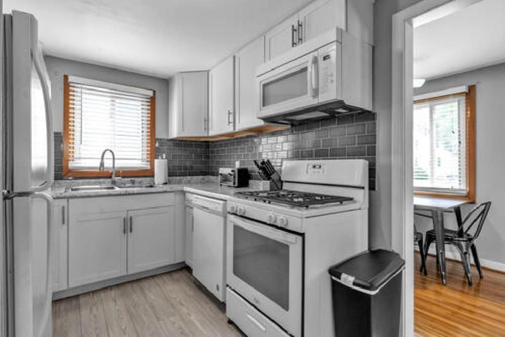 Gorgeous 2 Queen Bedroom Lower Apartment In North Buffalo With Free Driveway Parking Экстерьер фото
