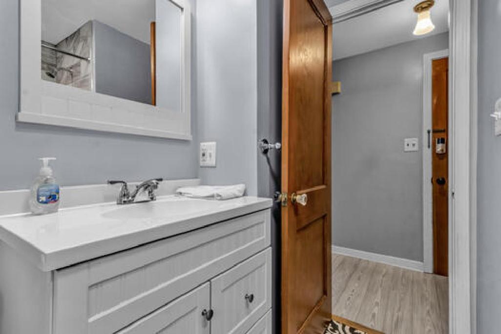 Gorgeous 2 Queen Bedroom Lower Apartment In North Buffalo With Free Driveway Parking Экстерьер фото